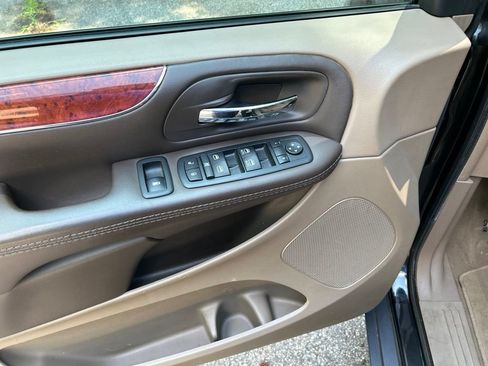 Used 2015 Chrysler Town & Country Touring FWD image 13