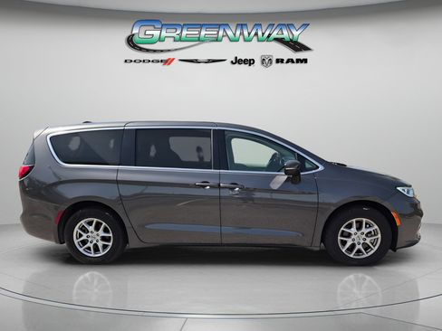 Used 2023 Chrysler Pacifica Touring-L FWD image 4