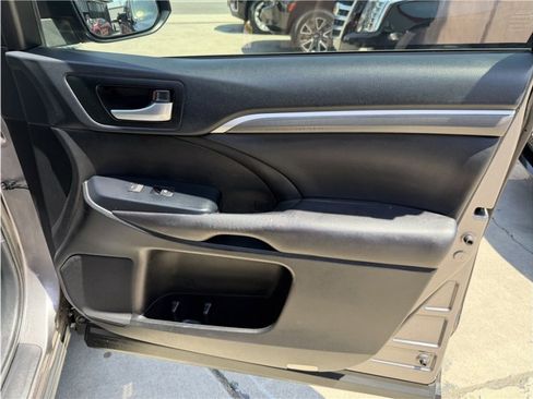 Used 2019 Toyota Highlander SE FWD image 33