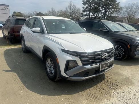 Used 2025 Hyundai Tucson SE image 1