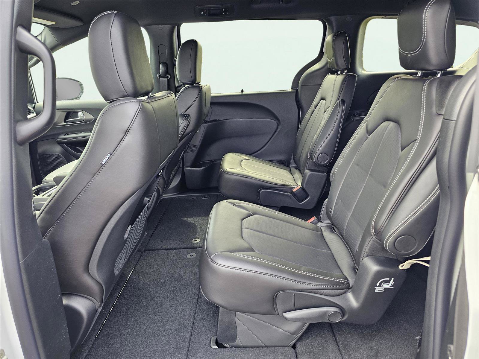 New 2027 Chrysler Pacifica Select FWD image 30