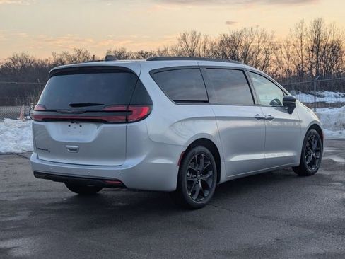 New 2026 Chrysler Pacifica Select w/ S Appearance Package FWD image 3
