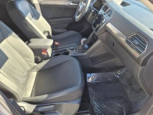 Used 2024 Volkswagen Tiguan SE AWD/4WD image 19