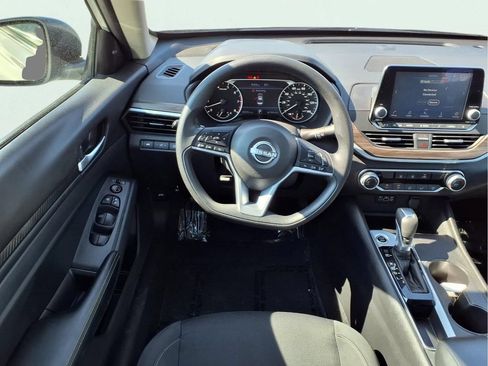 Used 2025 Nissan Altima 2.5 SV FWD image 9