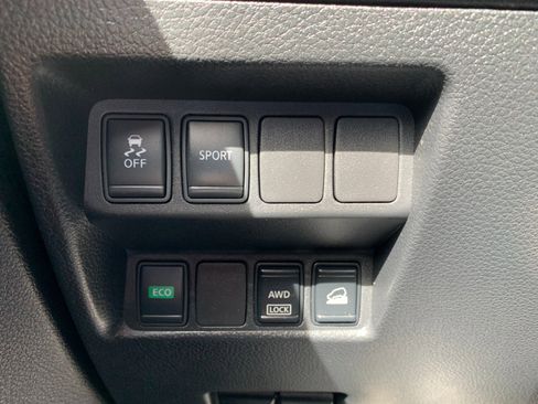 Used 2016 Nissan Rogue SV AWD/4WD image 16