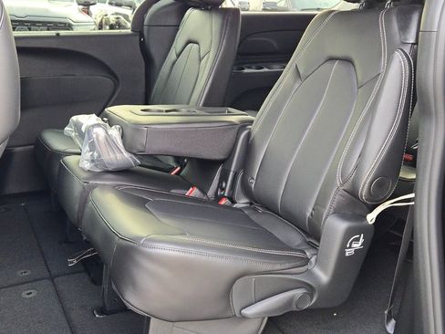 New 2026 Chrysler Pacifica Select image 18