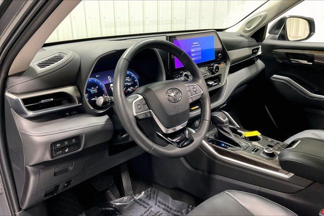 Used 2023 Toyota Highlander Limited AWD/4WD image 14