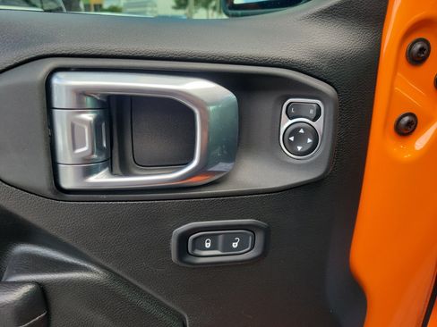 Used 2025 Jeep Gladiator Sport AWD/4WD image 16