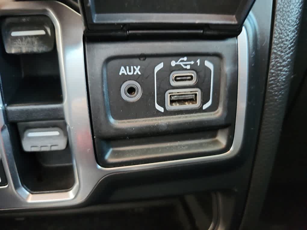Used 2019 Jeep Wrangler Unlimited Sahara w/ Uconnect 4C Nav & Sound Group AWD/4WD image 24