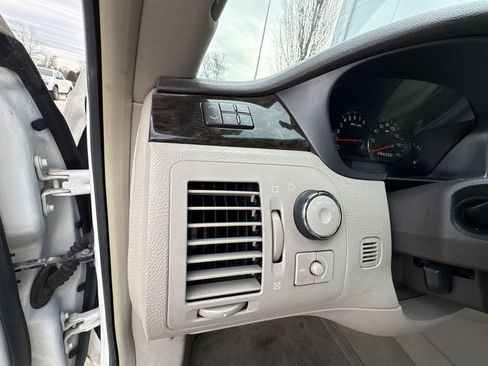 Used 2008 Cadillac DTS w/ Sun And Sound Package image 15