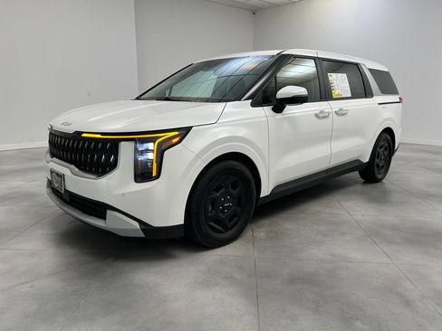 Used 2025 Kia Carnival FWD image 4