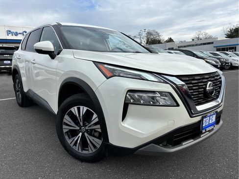 Used 2021 Nissan Rogue SV image 2