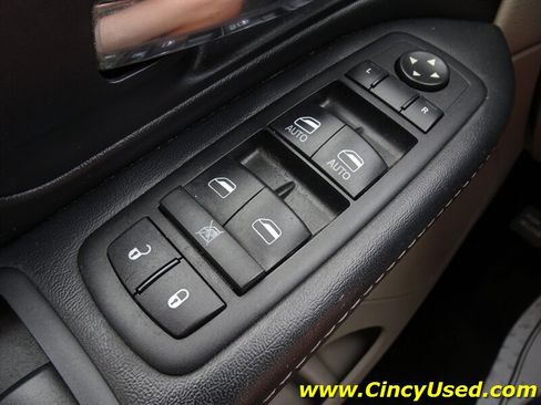 Used 2016 Chrysler Town & Country Touring FWD image 28