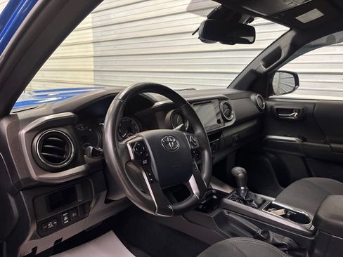 Used 2018 Toyota Tacoma TRD Sport image 10