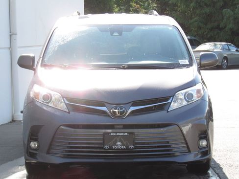 Used 2018 Toyota Sienna XLE w/ XLE Navigation Package FWD image 3