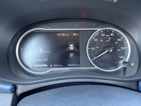 Used 2025 Nissan Versa SV FWD image 33