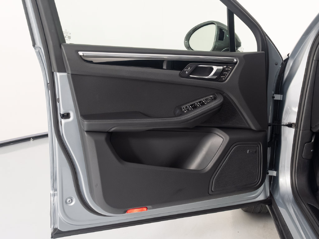 Certified 2026 Porsche Macan Turbo AWD/4WD image 19