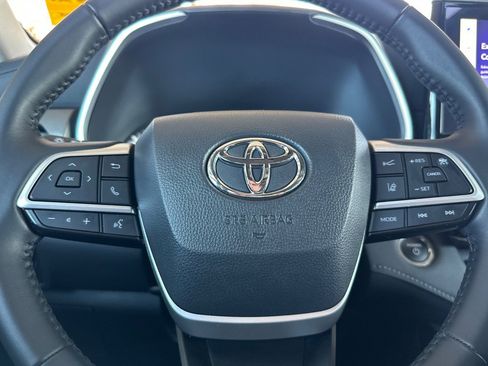 Certified 2025 Toyota Highlander XLE image 29