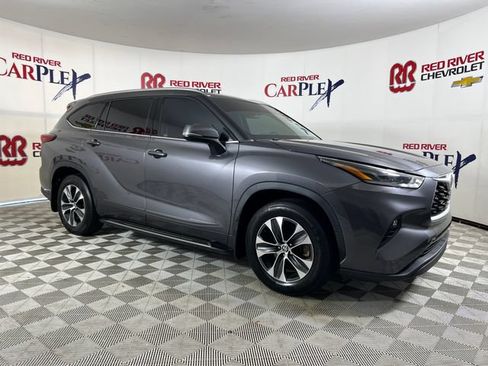 Used 2021 Toyota Highlander XLE FWD image 1