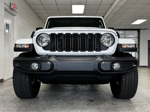Used 2024 Jeep Gladiator Sport AWD/4WD image 4