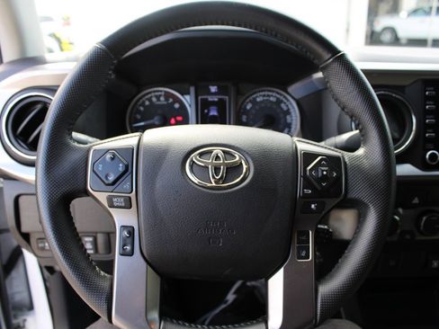 Used 2022 Toyota Tacoma SR5 w/ Trail Edition image 13