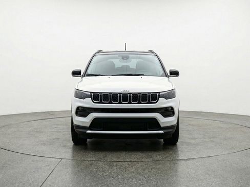 Used 2025 Jeep Compass Limited AWD/4WD image 2