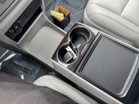 Used 2020 Toyota Sienna XLE w/ Carpet Mat Package image 23