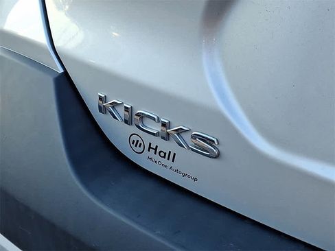 Used 2019 Nissan Kicks SR image 6