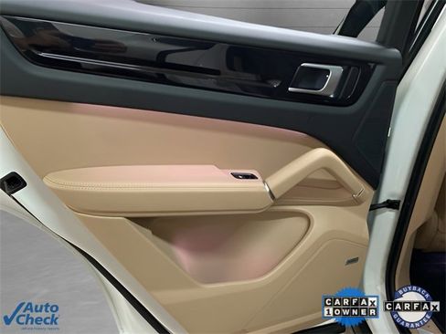 Used 2022 Porsche Cayenne w/ Premium Package image 65