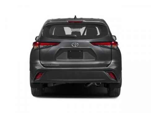 Used 2023 Toyota Highlander LE FWD image 5