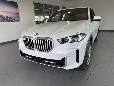 New 2026 BMW X5 xDrive50e AWD/4WD image 3
