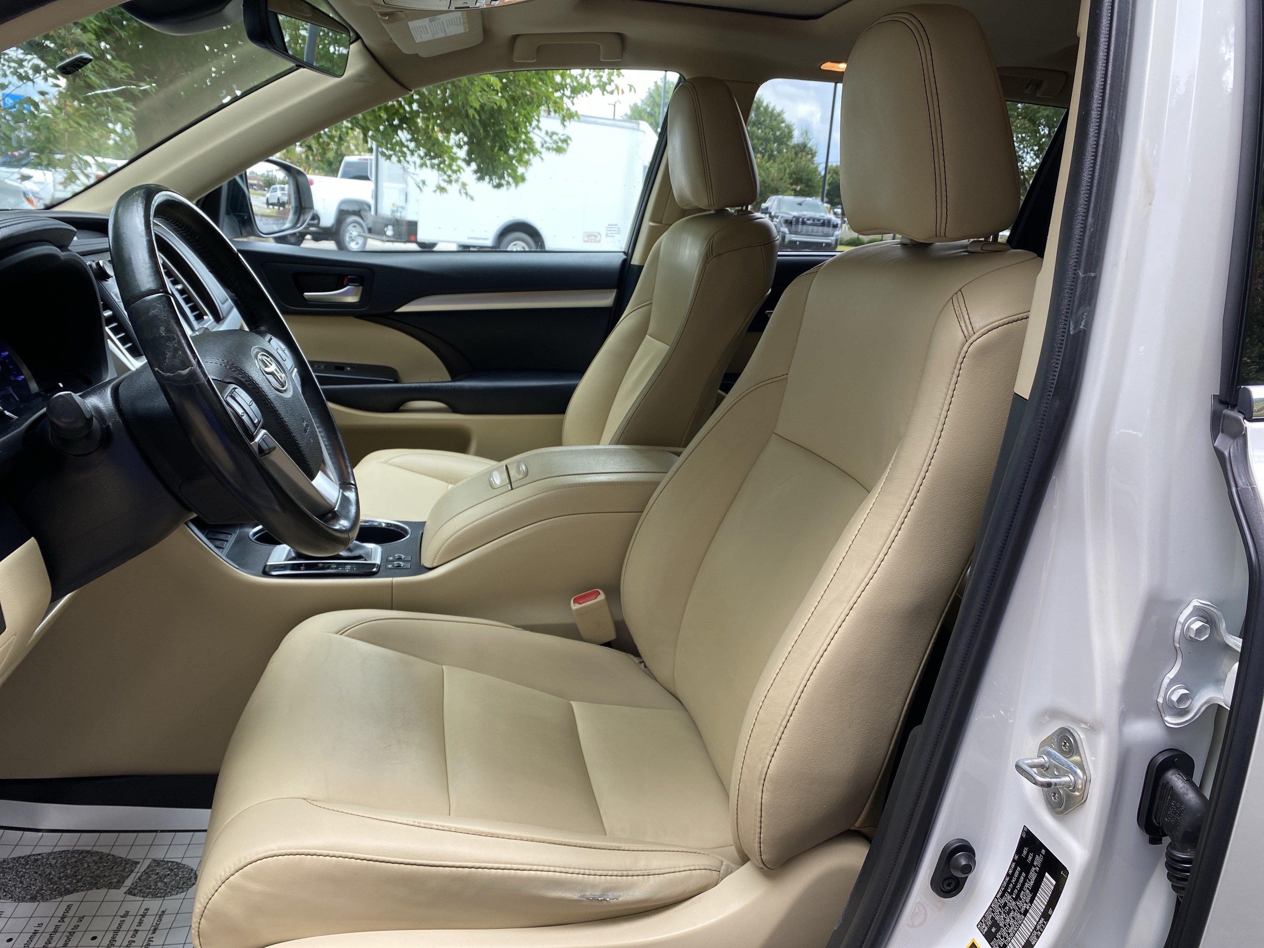 Used 2019 Toyota Highlander XLE FWD image 16