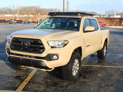 Used 2017 Toyota Tacoma SR5 w/ Tow Package image 2