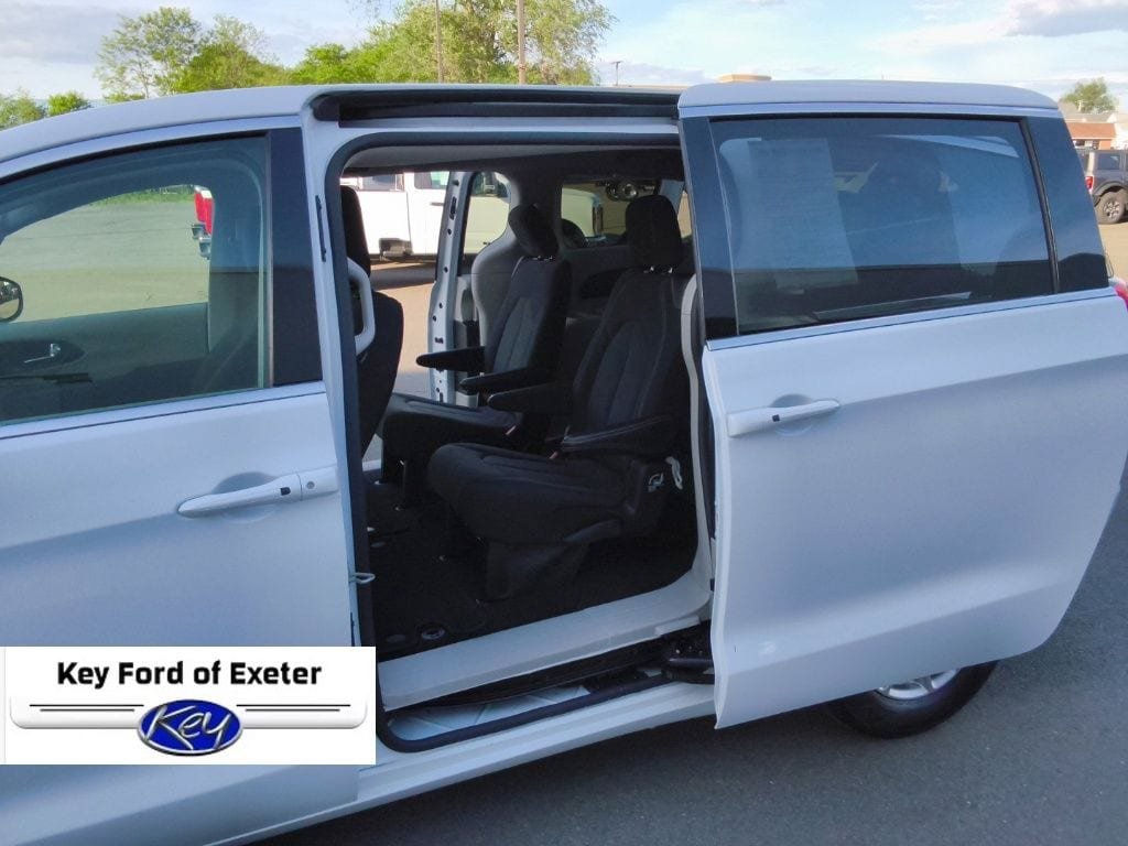 Used 2023 Chrysler Voyager LX FWD image 13