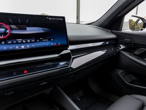 Used 2025 BMW i5 xDrive40 w/ Premium Package image 35