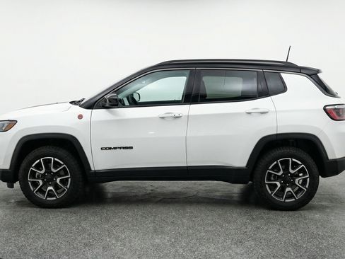 Used 2025 Jeep Compass Trailhawk AWD/4WD image 5