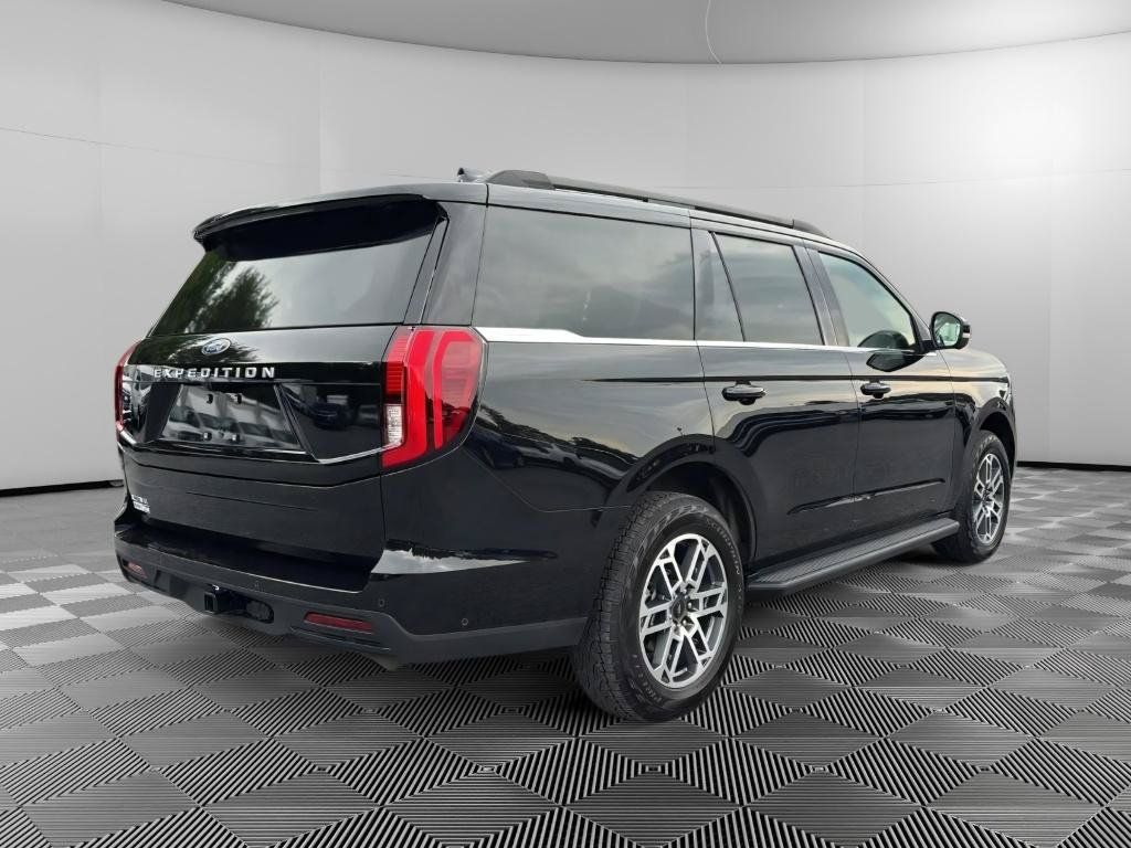 Used 2025 Ford Expedition Active AWD/4WD image 4