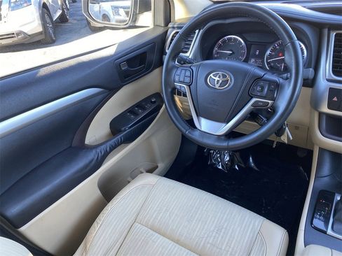 Used 2014 Toyota Highlander Plus image 17