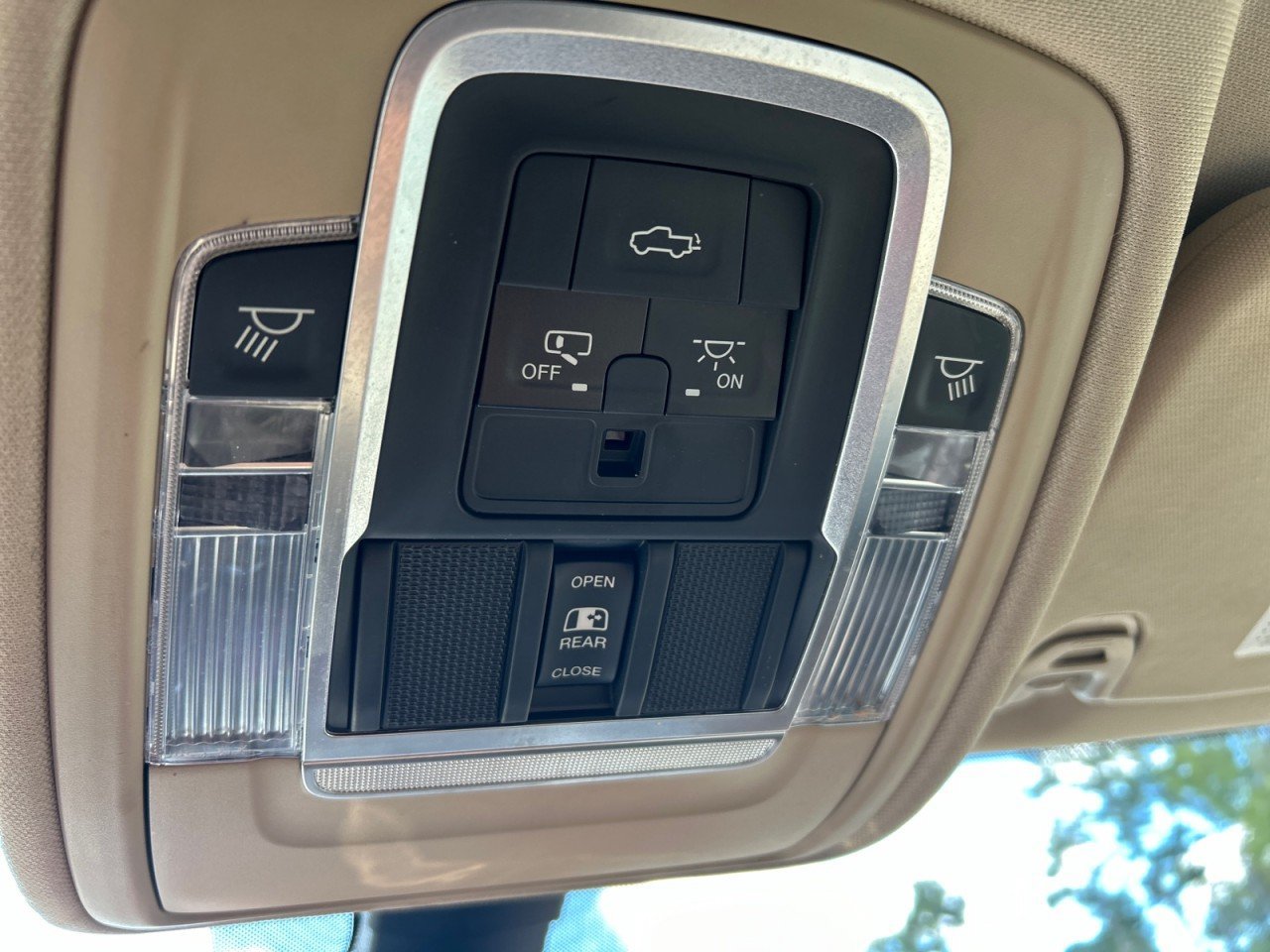 Used 2019 RAM 1500 Laramie AWD/4WD image 17