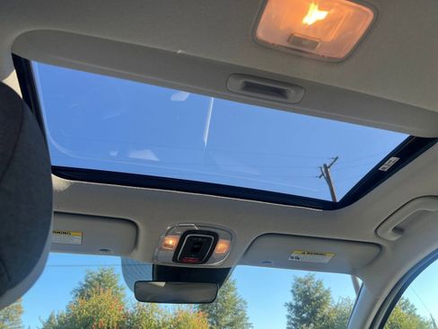 Used 2025 Hyundai Elantra Limited image 29