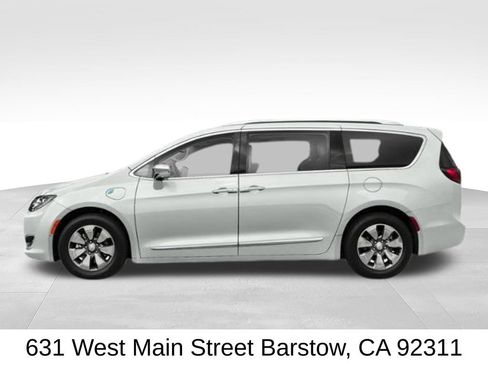 Used 2020 Chrysler Pacifica Touring-L w/ S Appearance Package FWD image 3