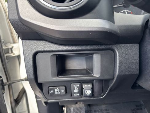 Used 2017 Toyota Tacoma TRD Off-Road image 33