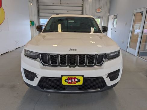 Used 2023 Jeep Grand Cherokee Laredo AWD/4WD image 8