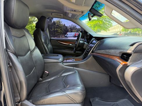 Used 2019 Cadillac Escalade 2WD image 34