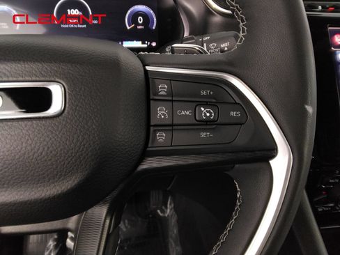 Used 2023 Jeep Grand Cherokee Altitude AWD/4WD image 14