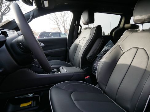 New 2026 Chrysler Pacifica Limited w/ Trailer Tow Group image 9