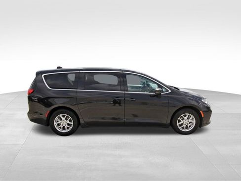 Used 2023 Chrysler Pacifica Touring-L image 5
