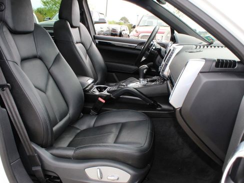 Used 2016 Porsche Cayenne Platinum Edition image 21
