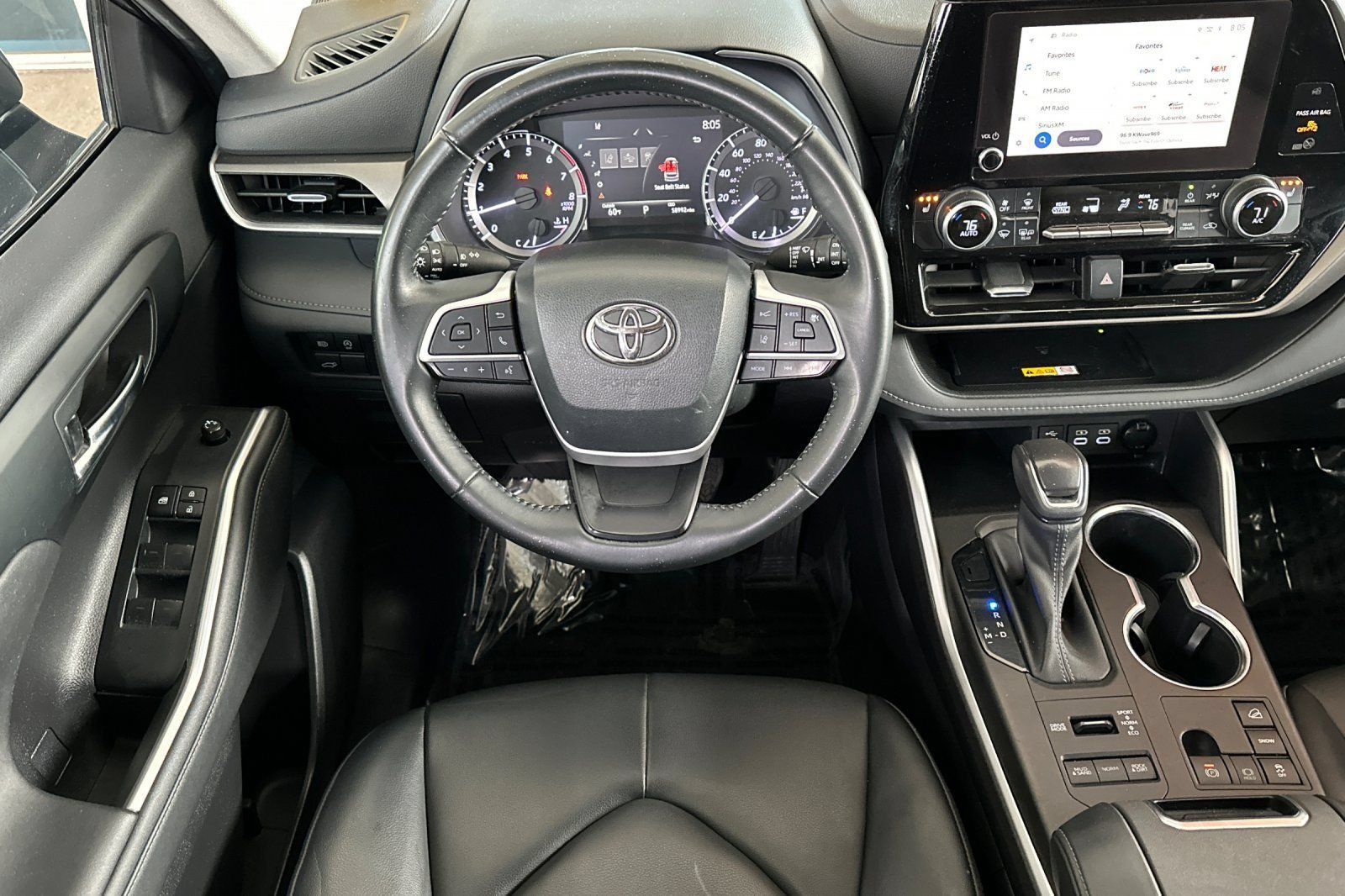 Used 2023 Toyota Highlander XLE AWD/4WD image 16