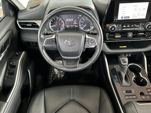 Used 2023 Toyota Highlander XLE AWD/4WD image 16